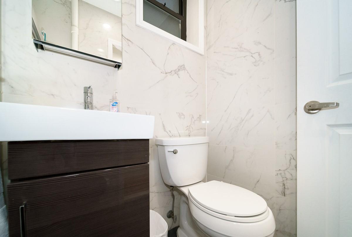 Furnished Studio 1bath apartment located in the Upper East Side, Manhattan.