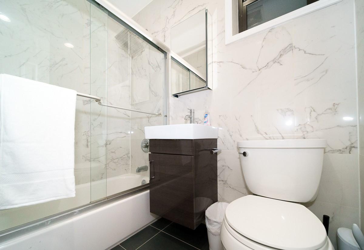 Furnished Studio 1bath apartment located in the Upper East Side, Manhattan.