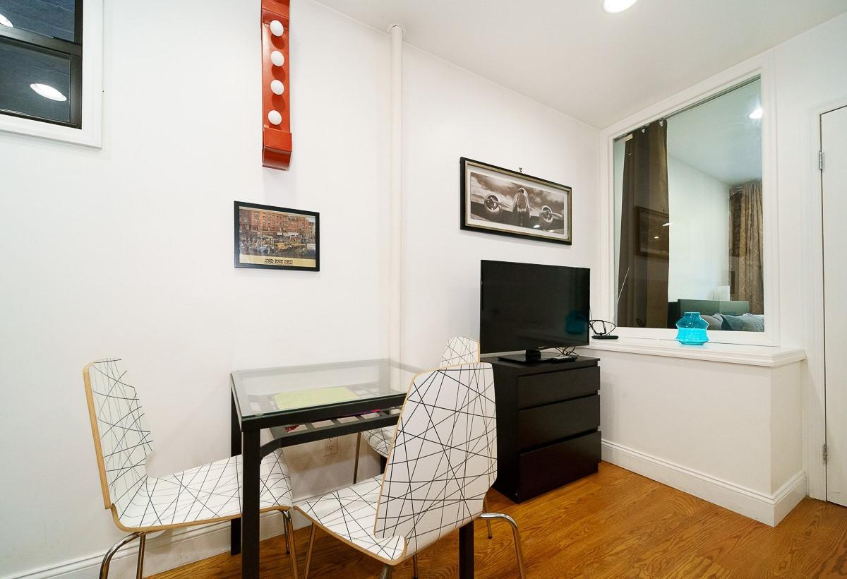 Furnished Studio 1bath apartment located in the Upper East Side, Manhattan.