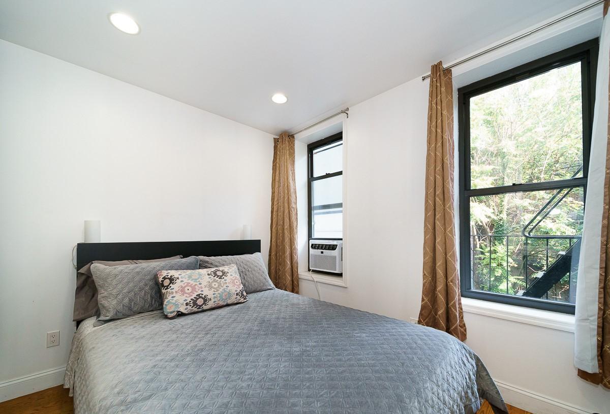Furnished Studio 1bath apartment located in the Upper East Side, Manhattan.