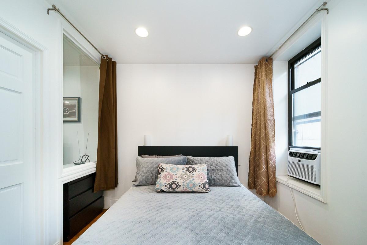 Furnished Studio 1bath apartment located in the Upper East Side, Manhattan.