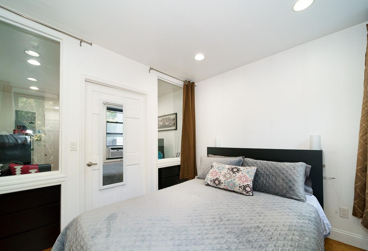 Furnished Studio 1bath apartment located in the Upper East Side, Manhattan.